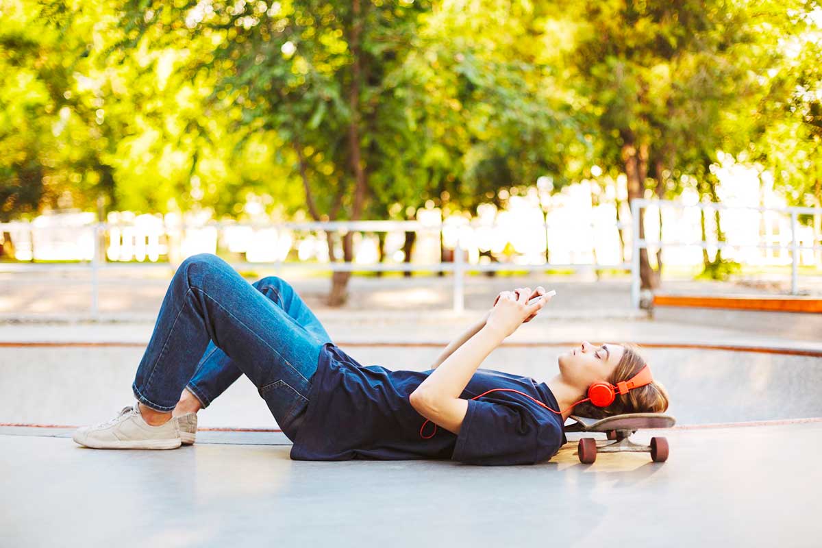 Mio figlio adolescente non mi ascolta: cosa fare per farsi sentire davvero